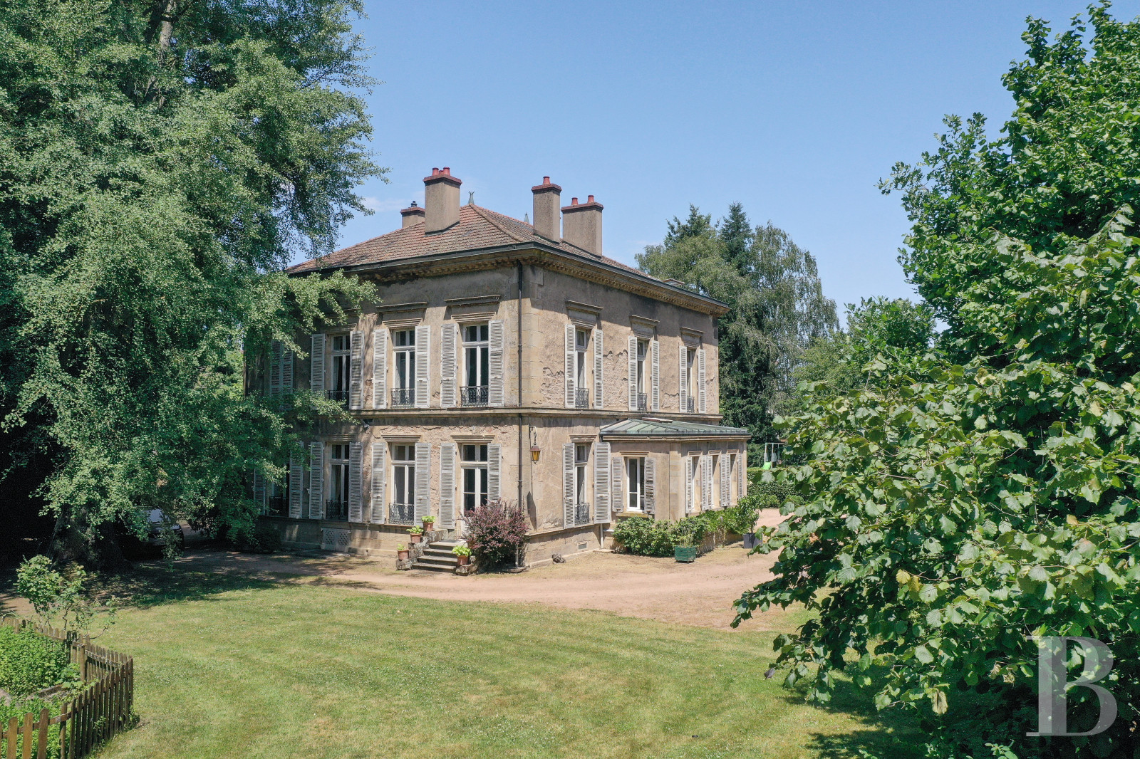 En Saône-et-Loire, au cœur de la ville d’Autun, une demeure d’inspiration palladienne dans un parc de près d’un hectare - photo  n°1